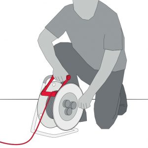 Homme Qui Rembobine Un Enrouleur électrique